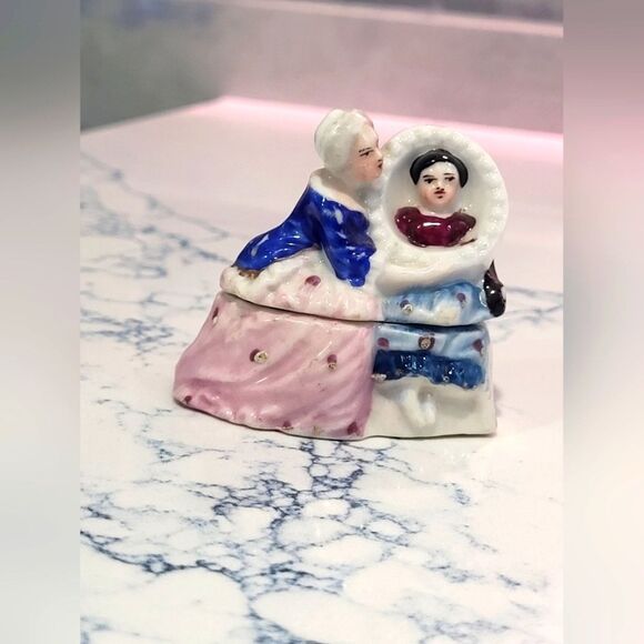 Antique Victorian Mother and Child German porcelain fairing trinket box. - Picture 2 of 10
